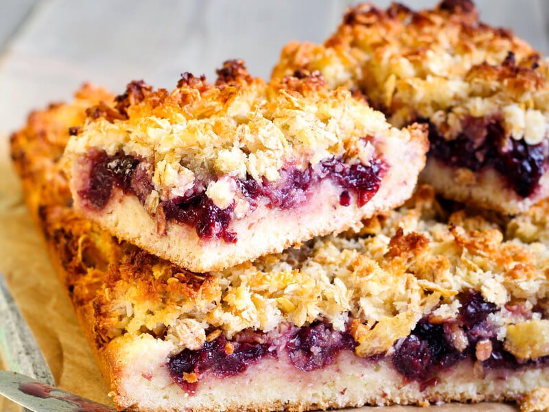 Просто змішайте все – і вилийте у форму. Найкращий рецепт найсмачнішого пирога з ягодами