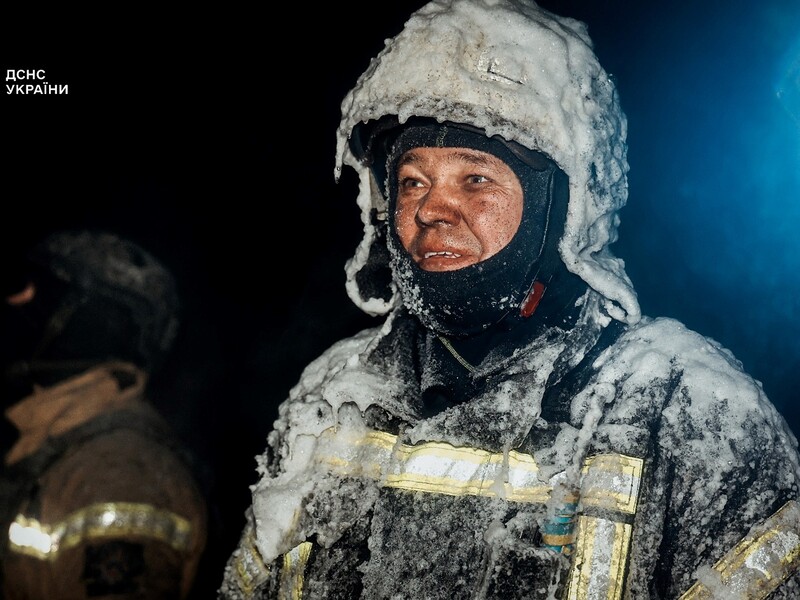 Важкий крижаний панцир поверх екіпірування. ДСНС показала, як рятувальники працюють у люті морози. Фото