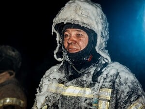 Тяжелый ледяной панцирь поверх экипировки. ГСЧС показала, как спасатели работают в сильные морозы. Фото