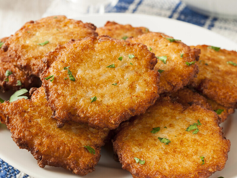 Вкус этих драников с курицей превзойдет обычные. Для блюда понадобится несколько ингредиентов