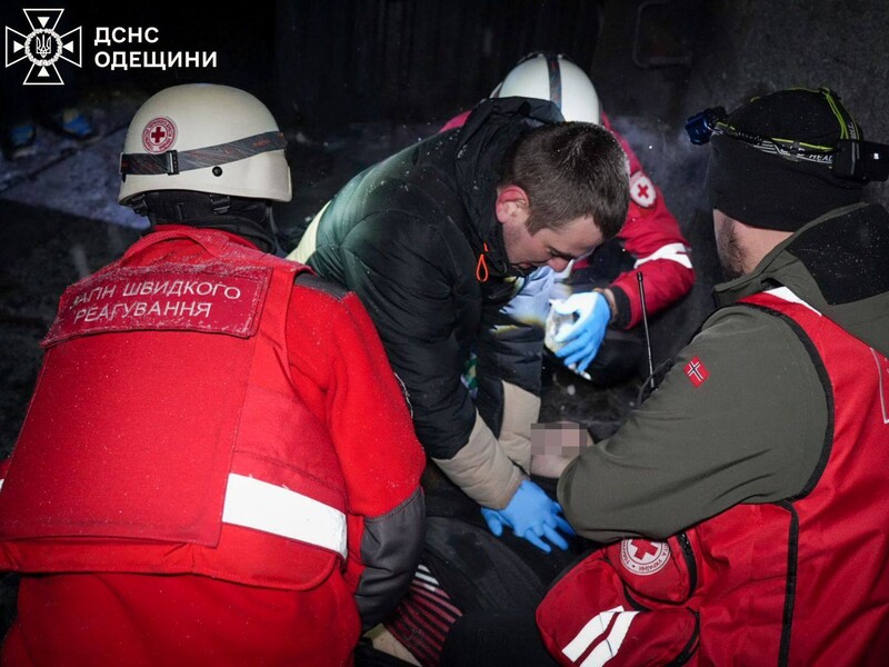 В Одессе не смогли спасти мужчину, попавшего под обстрел. Фото, видео