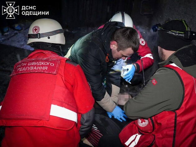 В Одесі не змогли врятувати чоловіка, який потрапив під обстріл. Фото, відео