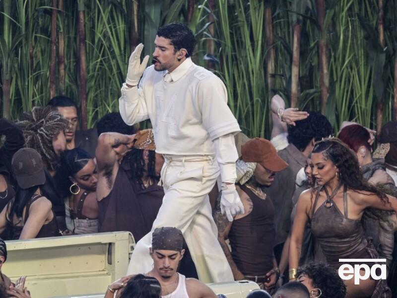 Трамп разнес выступление Bad Bunny, который в перерыве Супербоула устроил шоу на испанском языке. Видео