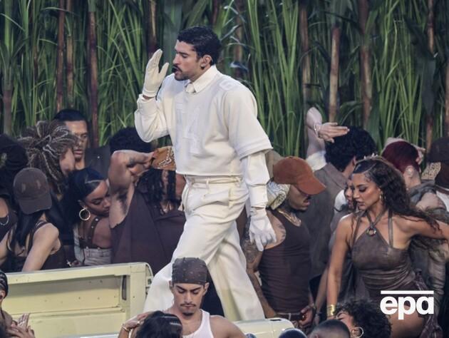 Трамп разнес выступление Bad Bunny, который в перерыве Супербоула устроил шоу на испанском языке. Видео