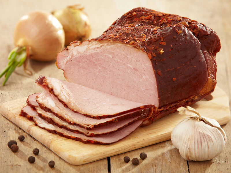 Грудинка за цим рецептом вийде смачнішою за запечену або копчену. Обов'язково приготуйте це ароматне м'ясо