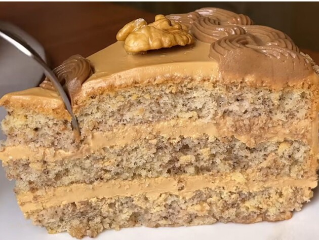 Простой рецепт бисквитного торта из самых простых продуктов. Секрет – в нежном сметанном креме