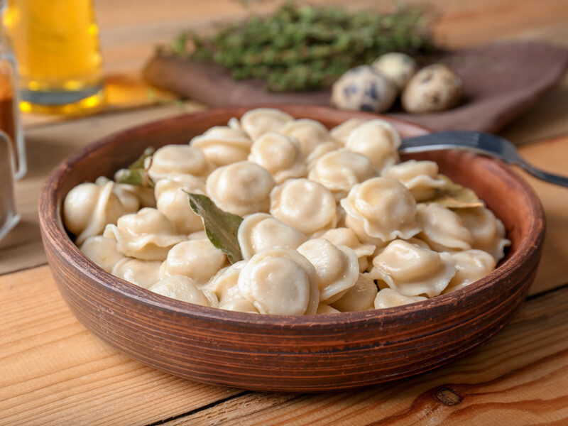 Просто змішайте це все – й отримаєте універсальне тісто для вареників і пельменів. Рецепт