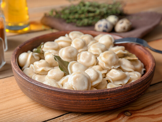 Просто змішайте це все – й отримаєте універсальне тісто для вареників і пельменів. Рецепт