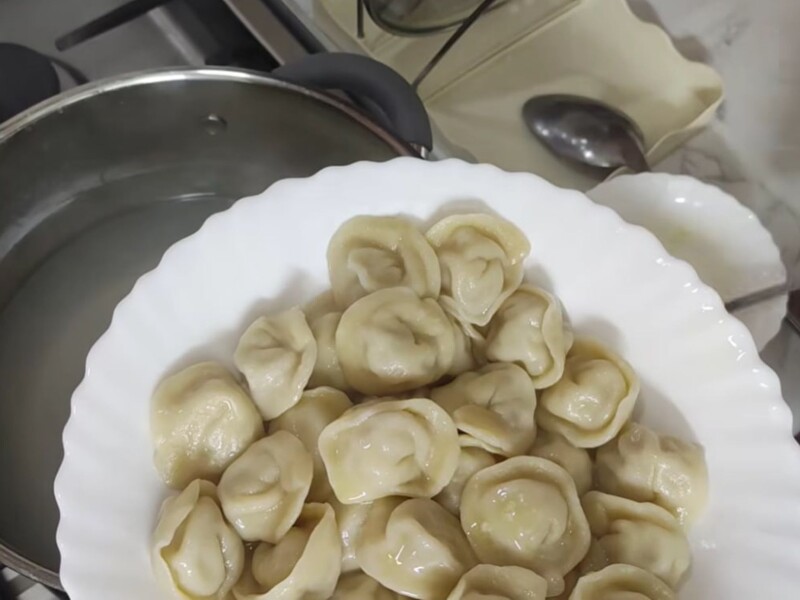 Главный секрет идеального теста на пельмени – в этом простом действии. Рецепт, нюансы и пропорции