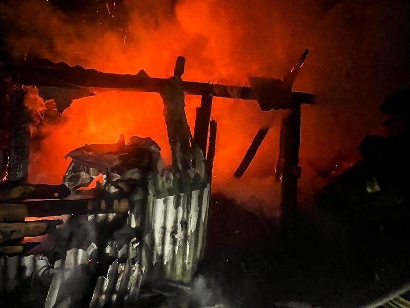 Российский БПЛА ударил по дому в Богодухове. Погибли два годовалых мальчика, мужчина и двухлетняя девочка