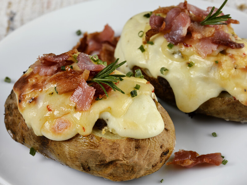 Таке поєднання запеченої картоплі й оселедця точно буде вам до смаку. Скористайтеся цим рецептом