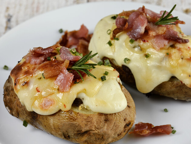 Таке поєднання запеченої картоплі й оселедця точно буде вам до смаку. Скористайтеся цим рецептом