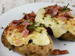 Такое сочетание запеченного картофеля и сельди точно будет вам по вкусу. Воспользуйтесь этим рецептом