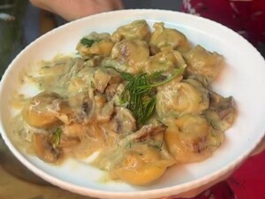 Обов'язково додайте гриби до пельменів – і отримаєте надзвичайно ситну вечерю. Рецепт