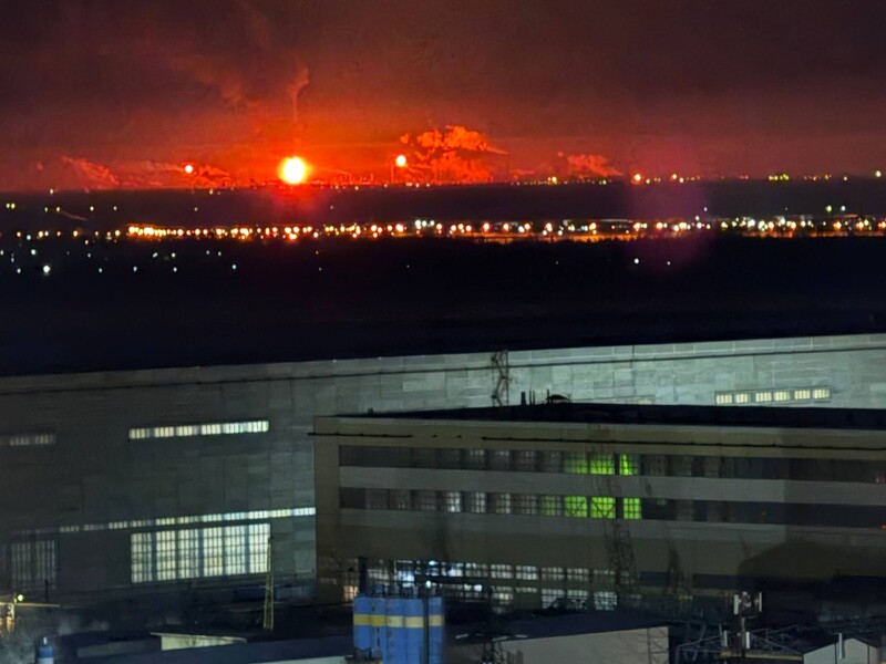НПЗ у Волгограді загорівся після масованої атаки дронів. Що відомо