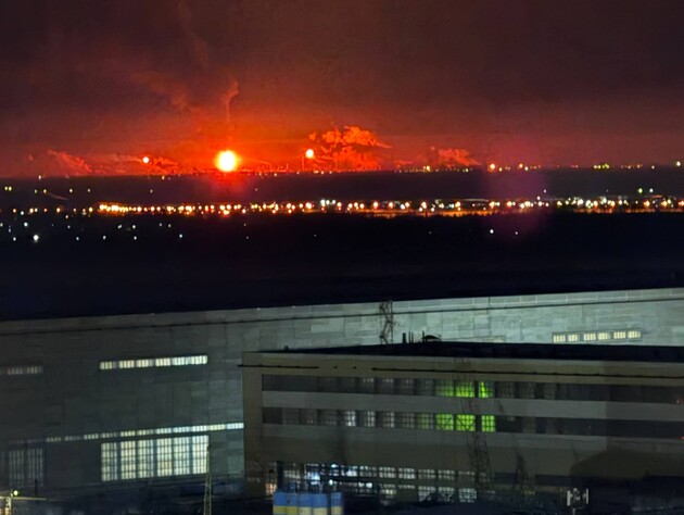 НПЗ в Волгограде загорелся после массированной атаки дронов. Что известно