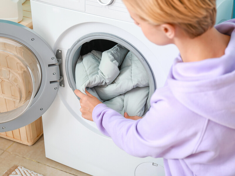Пуховик висохне удвічі швидше, якщо покласти це у пральну машину. Лайфхак, який працює