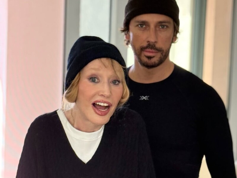 Пугачева с распущенными волосами позировала Галкину, демонстрируя различные эмоции. Фото