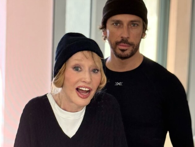 Пугачева с распущенными волосами позировала Галкину, демонстрируя различные эмоции. Фото