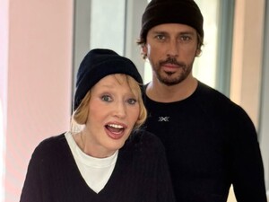 Пугачова з розпущеним волоссям позувала Галкіну, демонструючи різні емоції. Фото