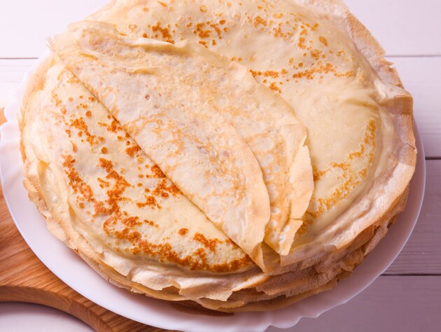 Це тісто для дуже тонких й еластичних млинців готується без борошна. Візьміть усього три інгредієнта