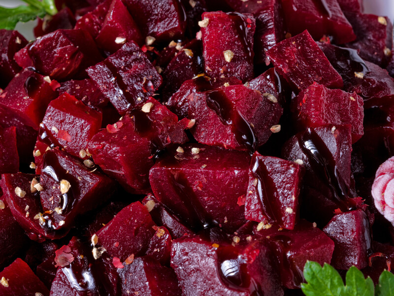 Сезонний салат із буряка стане дуже цікавим, якщо додати цей фрукт. Незвичний рецепт