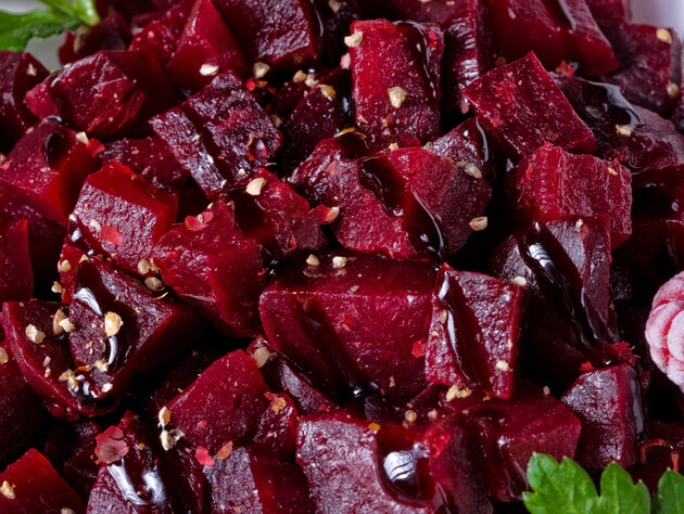 Сезонний салат з буряка стане дуже цікавим, якщо додати цей фрукт. Незвичний рецепт