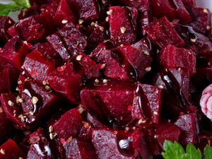 Сезонний салат із буряка стане дуже цікавим, якщо додати цей фрукт. Незвичний рецепт