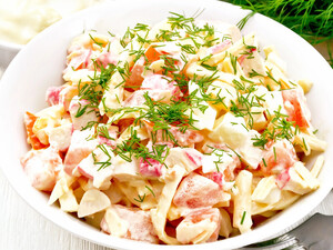 Это необычное сочетание сделает салат самым вкусным. Оригинальный рецепт