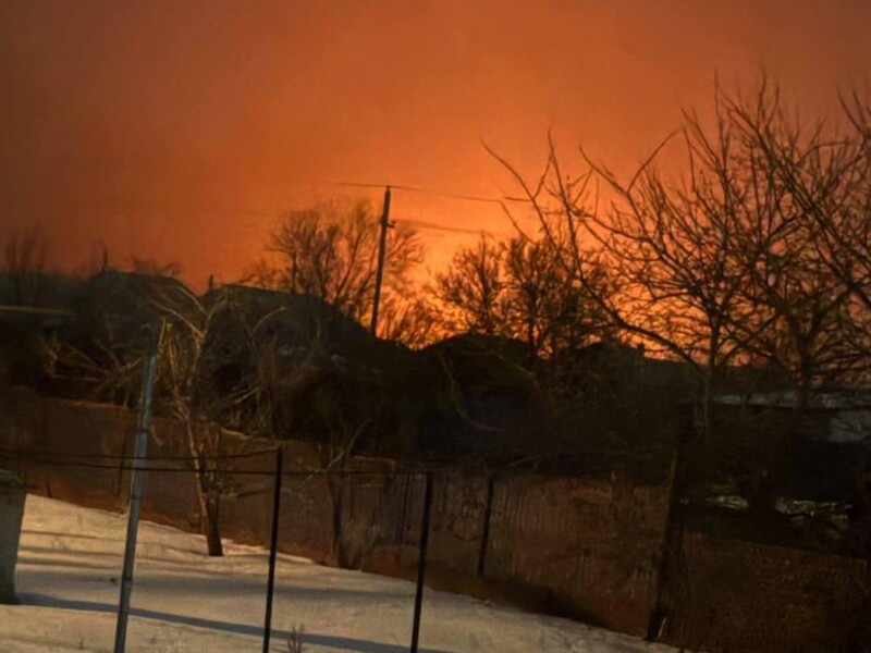 "Горит везде". В двух регионах России после прилетов были взрывы и пожары. СМИ назвали объекты атаки