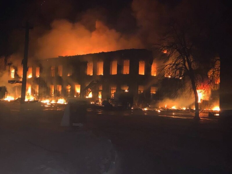 Россияне ударили БПЛА по двухэтажному магазину в Барвинково, возник пожар. 10 пострадавших. Фото