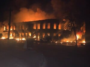 Росіяни вдарили БПЛА по двоповерховому магазину в Барвінковому, виникла пожежа. 10 постраждалих. Фото