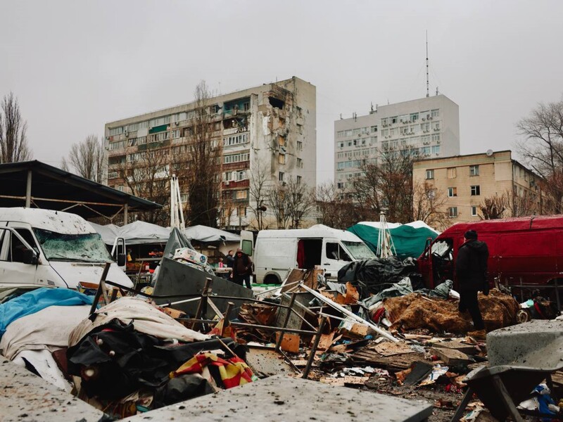 "Мирне місто здригалося від вибухів". Унаслідок атаки РФ в Одесі пошкоджено багатоповерхівку й ринок. Фото