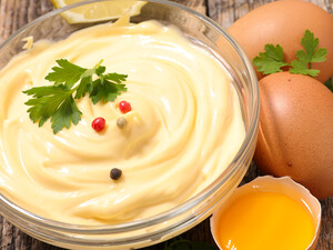 Просто смешайте эти ингредиенты – и майонез готов. Проверенный рецепт вкуснейшего соуса