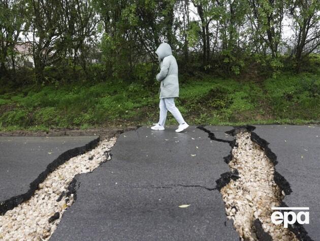 В Португалии из-за наводнений обрушилась часть главной автомагистрали, дамба – под угрозой переполнения. Фото