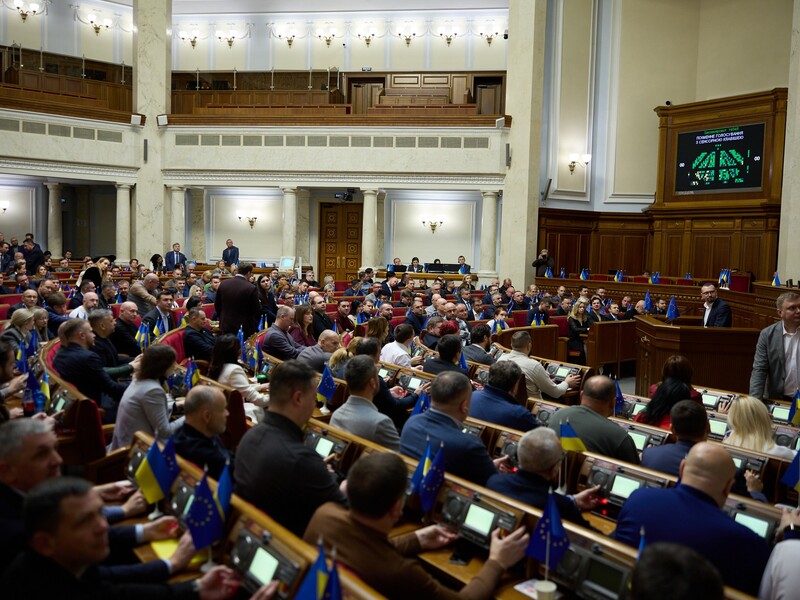 "Высокая температура, рвота". Рада и СМИ – о причинах остановки работы парламента Украины