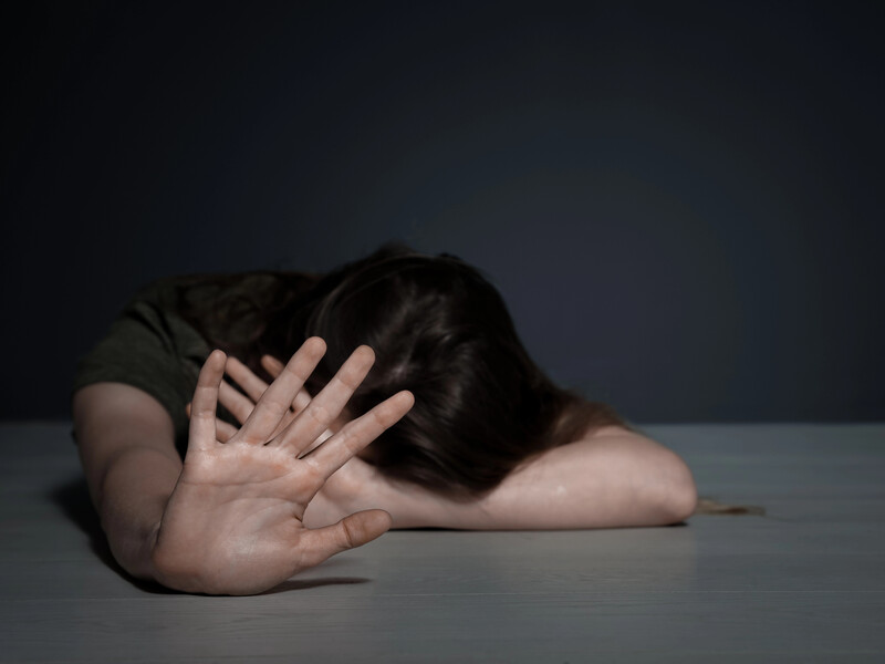 Била, залишала без їжі та сну. На Полтавщині опікунка катувала сестер за з'їдені солодощі – ОГП