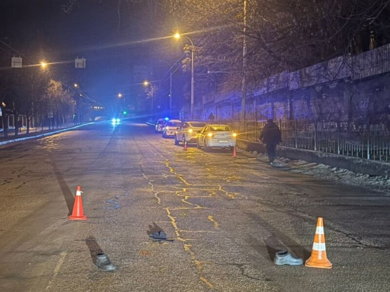 У Запоріжжі два автомобілі переїхали одного й того самого пішохода. Поліція шукає свідків