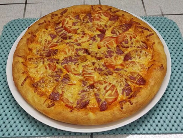 Замесите тесто по этим пропорциям – и пицца будет с нежными и золотистыми бортиками. Идеальный рецепт