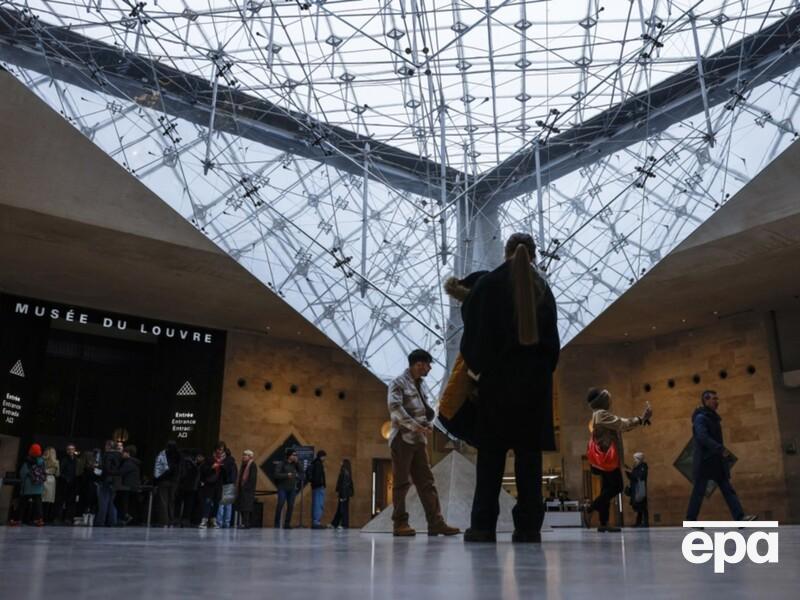 У Луврі викрили масштабну шахрайську схему з квитками, затримано дев'ятьох осіб