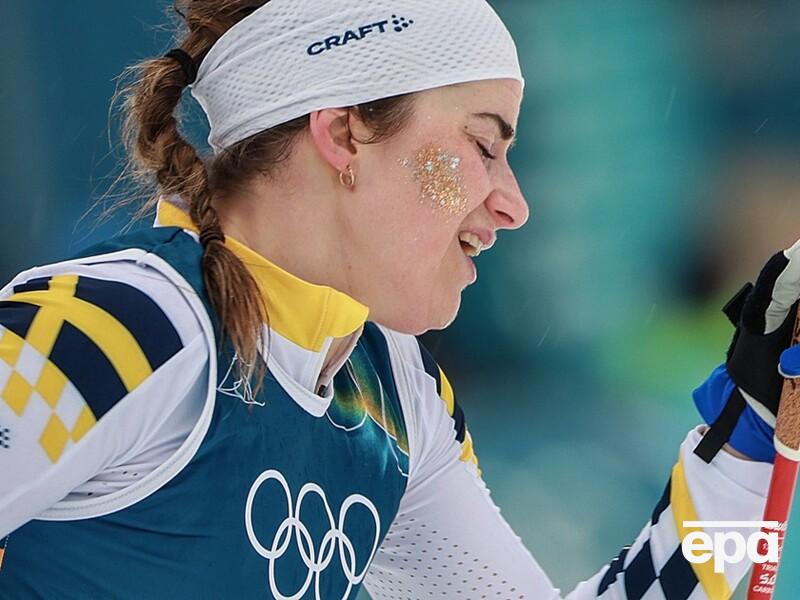 Шведская лыжница дважды упала и бежала с одной лыжей в эстафете на ОИ 2026. Это стоило золота ее сборной. Видео