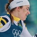 Шведская лыжница дважды упала и бежала с одной лыжей в эстафете на ОИ 2026. Это стоило золота ее сборной. Видео