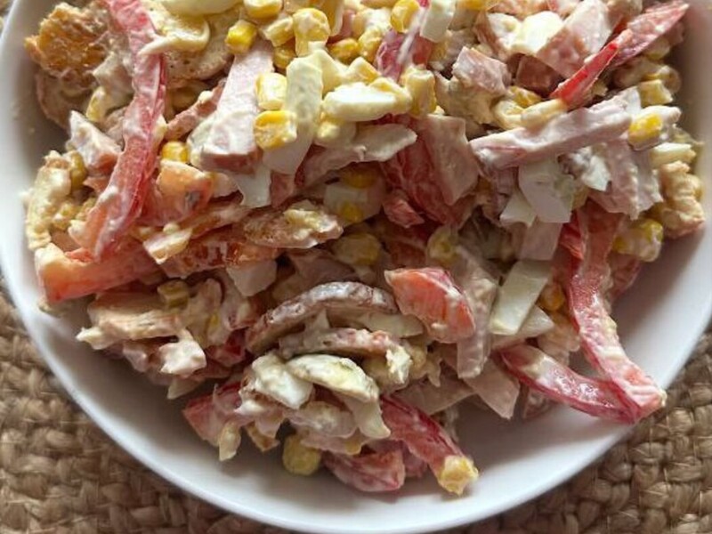 Просто перемішайте ці інгредієнти – і отримаєте неймовірно ситний салат із копченим філе. Рецепт