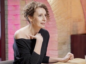 Не уверена, что любовь спасет мир. Нас спасет ядерное оружие. Любовь поможет продержаться