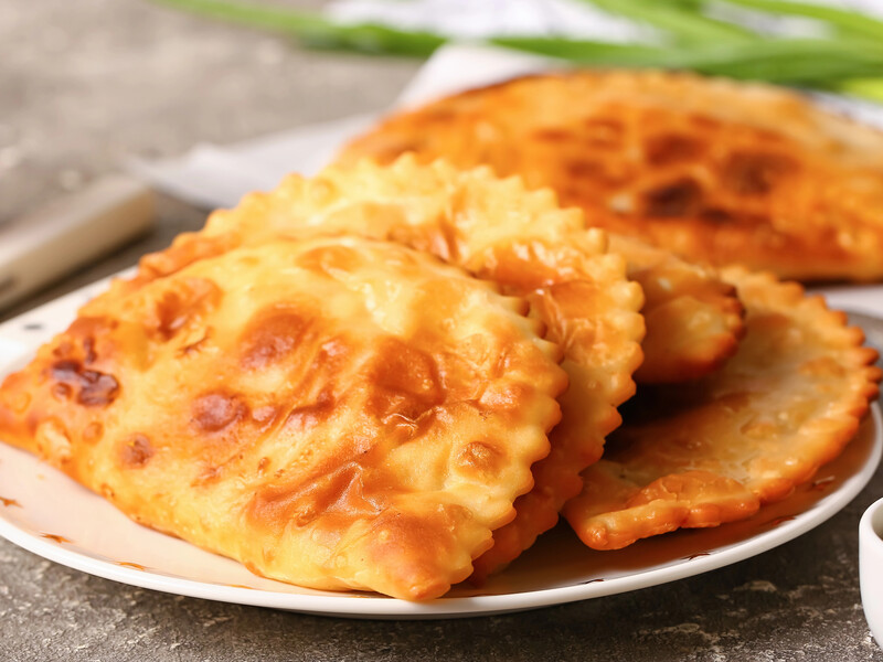 15 минут – и очень вкусные и хрустящие чебуреки готовы. Самый простой рецепт без лишних хлопот