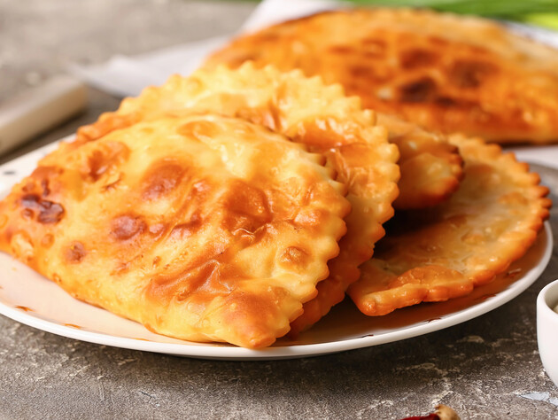 15 хвилин – і дуже смачні і хрусткі чебуреки готові. Найпростіший рецепт без зайвого клопоту