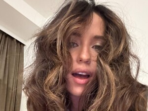 Дорофеева, лежа в постели с Кацуриным, показала, как обращается к его сыну. Видео