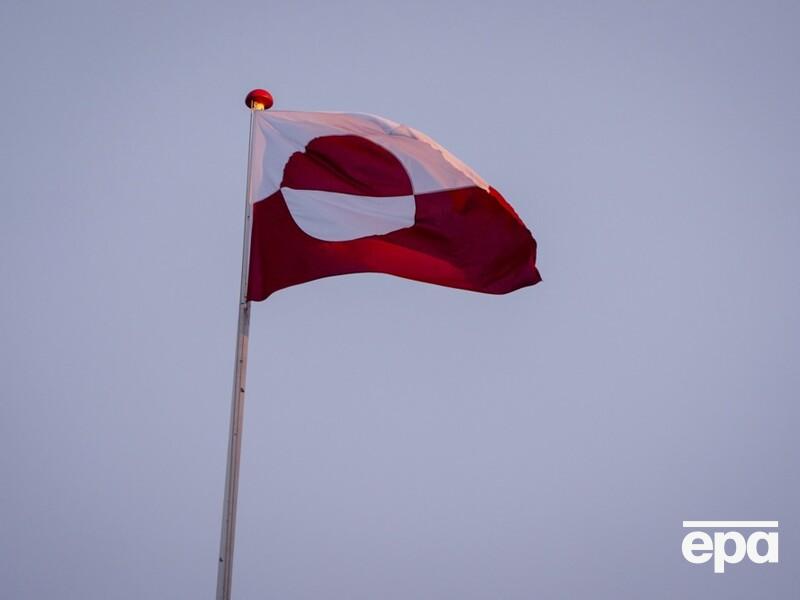 На Олимпиаде на хоккее между Данией и США болельщики подняли флаг Гренландии, но вынуждены были убрать