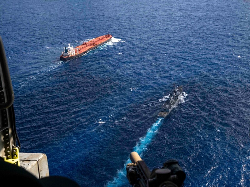 "Расстояние не защитит". Военные США захватили в Индийском океане подсанкционный танкер. Видео