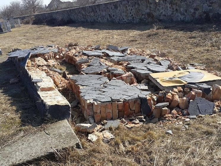 В Одеській області зруйнована стіна біля меморіалу жертвам Голокосту